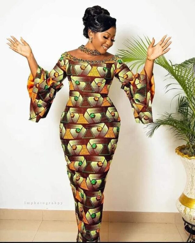 “African Glamour Unleashed: Showcasing Ankara Gown Styles that Define Contemporary Beauty 🌺👑”