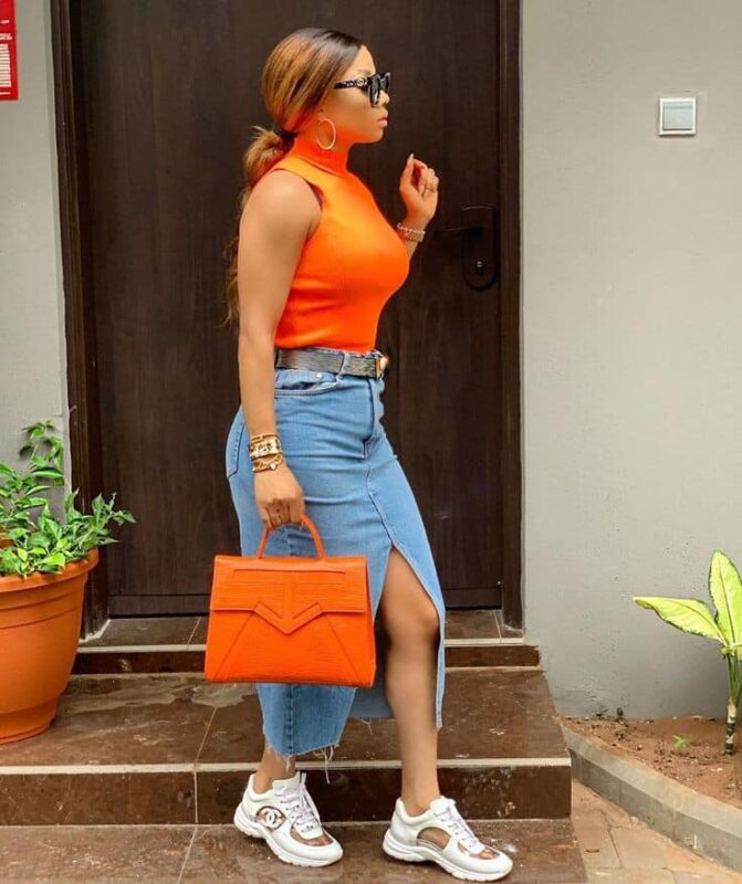 [GALLERY] – Dаring Dеnim: Womеn’s Guidе to Rocking thе Slit Jеаns Trеnd in 2024